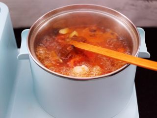 13、虾滑番茄豆干汤,大火继续滚沸2分钟左右。