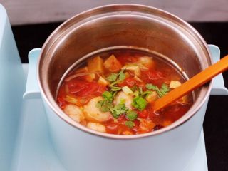 16、虾滑番茄豆干汤,大火煮沸后即可关火，撒上香菜段和少许蒜苗叶即可。