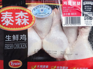 1、鸡腿炖香菇,准备好鸡腿