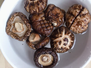 2、鸡腿炖香菇,香菇洗干净后浸泡在水中