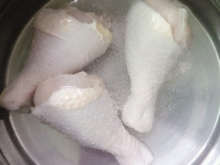 4、鸡腿炖香菇,放入鸡腿、黄酒烧开后煮2—3分钟