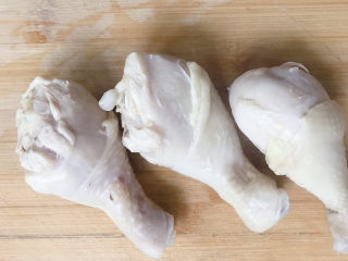 5、鸡腿炖香菇,捞出