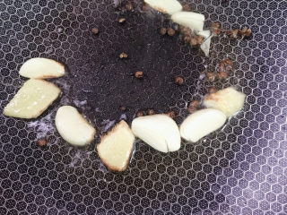 7、鸡腿炖香菇,热锅冷油，下姜蒜炒香，再放入花椒粒炒香