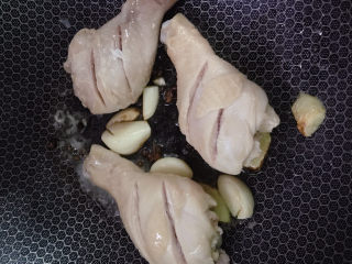 8、鸡腿炖香菇,放入鸡腿