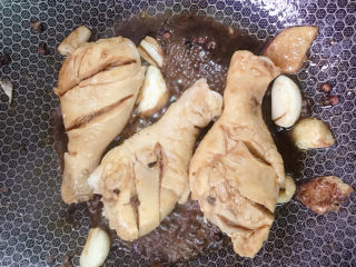 9、鸡腿炖香菇,加酱油小火煮开