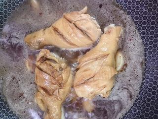 11、鸡腿炖香菇,加入适量开水