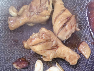 10、鸡腿炖香菇,煮1分钟