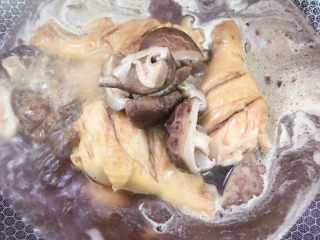 12、鸡腿炖香菇,加入香菇和泡香菇的水大火烧开盖上锅盖炖几分钟