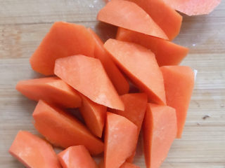 13、鸡腿炖香菇,滚刀切好胡萝卜