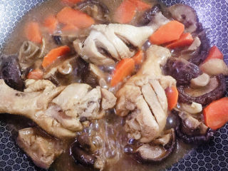 15、鸡腿炖香菇,大火烧开后转小火炖10分钟