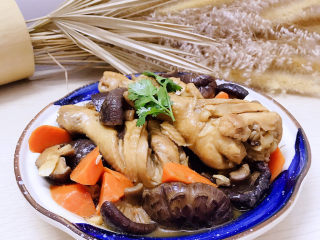16、鸡腿炖香菇,装盘食用。