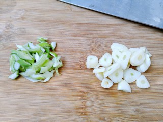 3、三汁杏鲍菇,葱切沫，蒜切片。