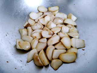 11、三汁杏鲍菇,待油七分热时放入杏鲍菇，把杏鲍菇煎至微微金黄色。