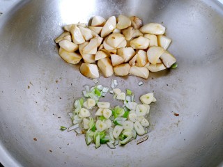 12、三汁杏鲍菇,用铲子把煎好的杏鲍菇铲到锅的一边，另一边放入葱蒜爆香。