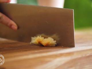 3、双耳山楂羹12m+宝宝辅食,清洗干净之后，先将银耳去除根部杂质（木耳的处理也一样哈）