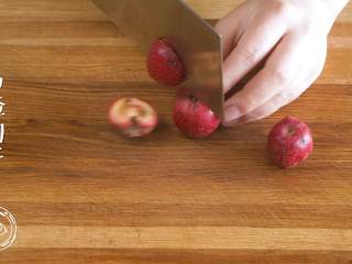 5、双耳山楂羹12m+宝宝辅食,开始处理山楂：对半切开、用小勺挖出山楂核，在切去两端杂质~