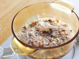 10、双耳山楂羹12m+宝宝辅食,熬至粘稠时，加入冰糖~