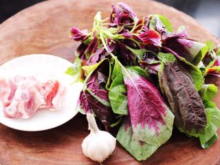 1、蒜香肉片炒苋菜,首先备齐所有的食材。