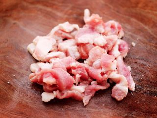 3、蒜香肉片炒苋菜,五花肉洗净后，用刀切成薄片。