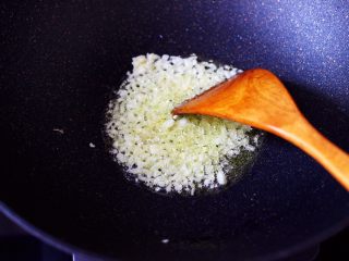 5、蒜香肉片炒苋菜,锅烧热后，倒入花生油烧至六成热时，爆香大蒜末。