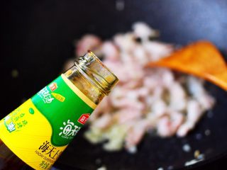 8、蒜香肉片炒苋菜,加入蚝油大火继续翻炒片刻。