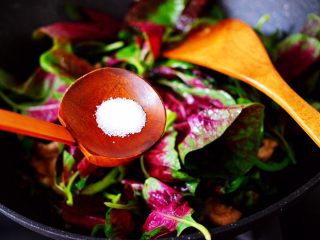 11、蒜香肉片炒苋菜,根据个人口味，加入适量的盐调味。