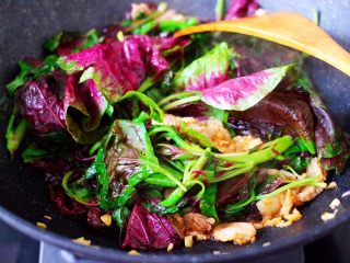 10、蒜香肉片炒苋菜,加入浸泡后洗净的苋菜。