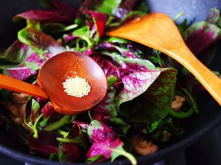 12、蒜香肉片炒苋菜,再放入鸡精增加口感。