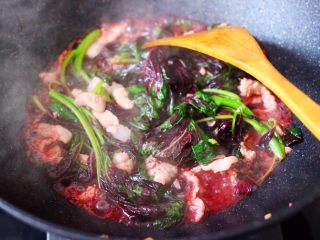 14、蒜香肉片炒苋菜,锅中看见苋菜断生，汤汁变成红色的时候。
