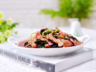 17、蒜香肉片炒苋菜,清血解毒又明目，而且补血又补钙哟，爱美的女人应该平常多吃一些哟。