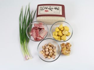 1、排骨板栗香焖饭,准备好食材:排骨、板栗、新鲜莲子、姜。