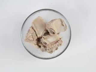 5、排骨板栗香焖饭,捞出排骨,用水冲洗排骨,把血沫清洗干净。