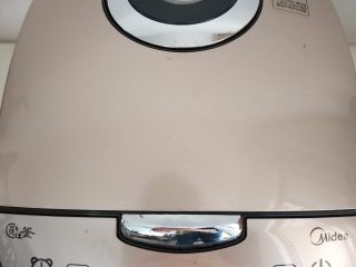 11、排骨板栗香焖饭,选择柴火饭,进入煮饭模式,煮好的米饭继续焖5分钟左右再开盖,这样煮出来的饭更香。