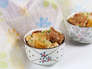 13、排骨板栗香焖饭,食用时撒入适量的葱花即可。