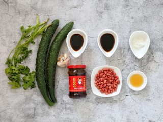 1、拍黄瓜,准备好所需食材