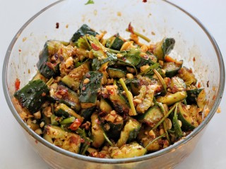 14、拍黄瓜,带上一次性手套抓拌均匀装盘即可