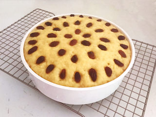 20、小米发糕,把蒸屉取出来，趁热脱模