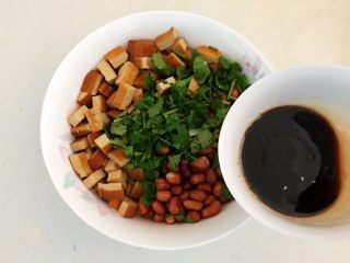 21、开胃小菜 老醋花生,倒入调好的碗汁