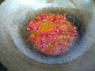 7、木耳黄瓜烧豆腐,锅中加入适量植物油,加入一勺郫县豆瓣酱,炒出红油