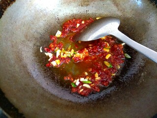 8、木耳黄瓜烧豆腐,放入葱姜蒜翻炒