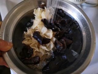 5、十味 双椒爆双耳,沥水捞出后然后马上投入冷水中浸泡一下,能保持爽脆感。