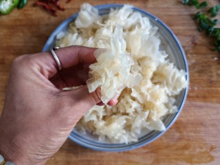 6、十味 双椒爆双耳,将焯水后的银耳去蒂,撕成小块。