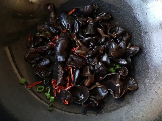 8、十味 双椒爆双耳,然后放入木耳。