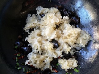 9、十味 双椒爆双耳,放入银耳。