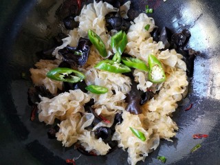 10、十味 双椒爆双耳,放入青椒。