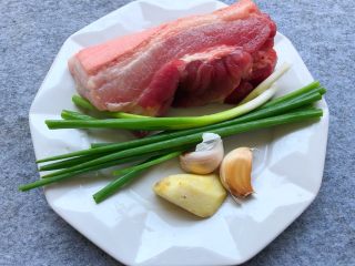 2、香菇酿肉,五花肉100g，葱10g，姜5g，蒜头5g