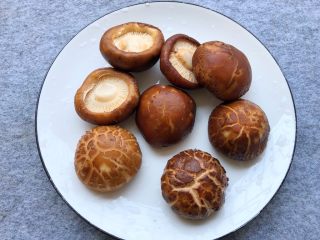 4、香菇酿肉,香菇去蒂，洗净沥水待用