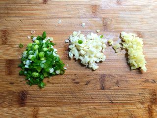 5、香菇酿肉,葱、姜、蒜切末待用