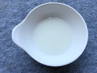 14、香菇酿肉,把5g淀粉倒入少许水，调成水淀粉待用