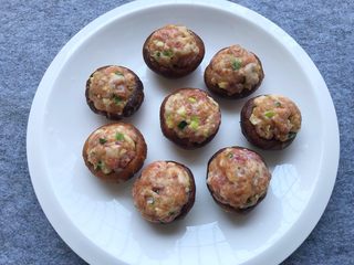 15、香菇酿肉,把腌制好的肉末酿到香菇里